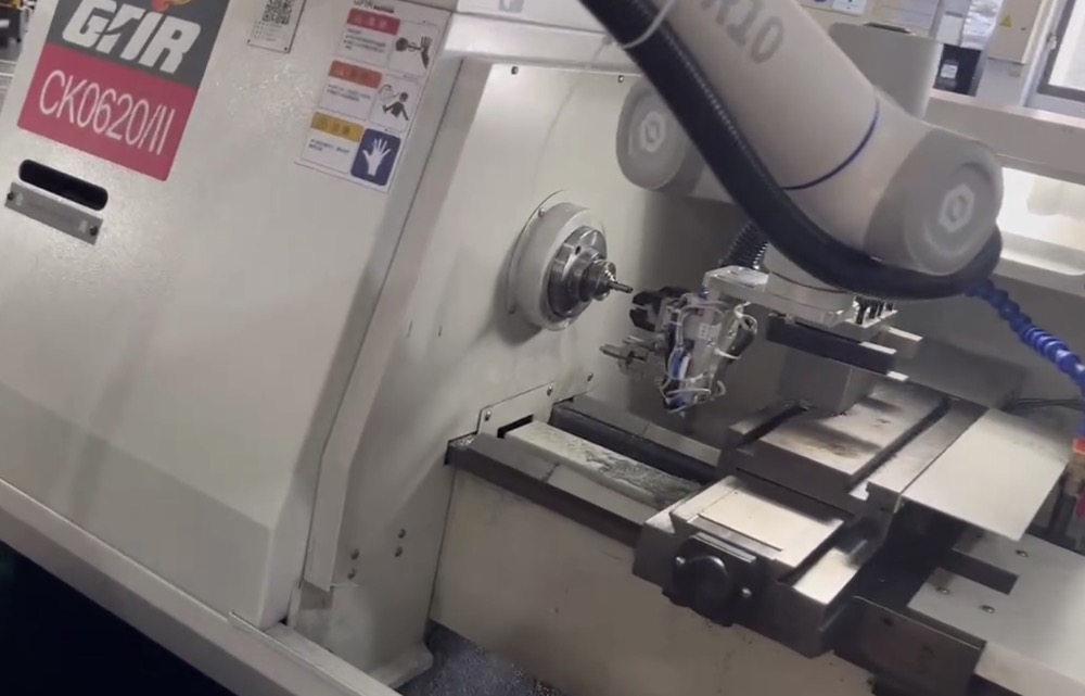 DOBOT робот обслужва производствена машина